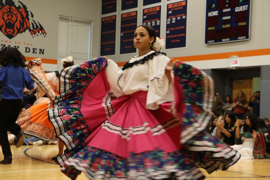 Payton’s Baile Folklórico dance group celebrates Hispanic Heritage Month [Photo]